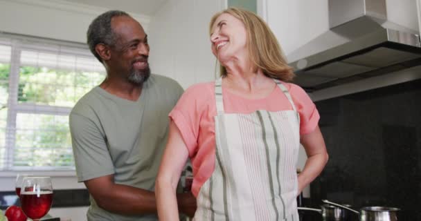 Alihkan Pasangan Senior Memakai Celemek Sebelum Menyiapkan Makanan Dapur Tinggal — Stok Video