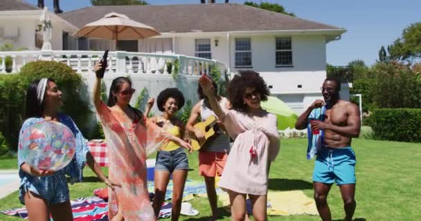 Diversi Gruppi Amici Divertono Ballano Una Festa Piscina Uscire Rilassarsi — Video Stock