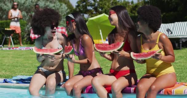 Gruppe Verschiedener Mädchen Die Wassermelonen Der Hand Halten Und Sich — Stockvideo