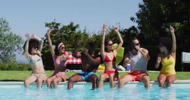 Grupo Amigos Diversos Bailando Disfrutando Mientras Están Sentados Junto Piscina — Vídeo de stock