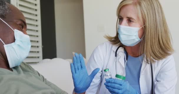 Médecin Femme Âgée Caucasienne Montrant Des Médicaments Patient Masculin Lit — Video