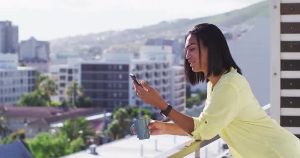 Smíšené Rasy Pohlaví Tekutina Osoba Pít Šálek Kávy Pomocí Smartphone — Stock video