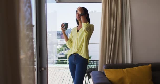 Gemischte Rasse Geschlecht Flüssige Person Trinkt Tasse Kaffee Auf Dachterrasse — Stockvideo