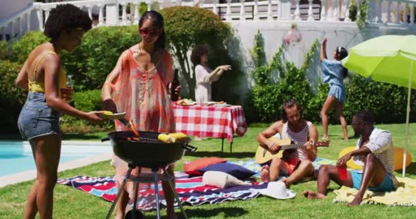Groupe Diversifié Amis Faisant Barbecue Parlant Une Fête Piscine Sortir — Video