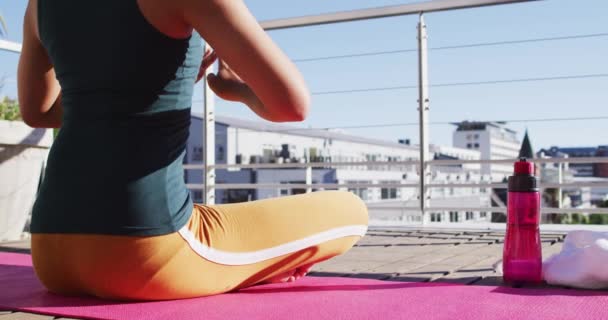 Gemischte Rasse Geschlecht Flüssige Person Praktiziert Yoga Meditation Auf Der — Stockvideo