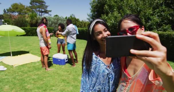 Duas Amigas Mestiças Tirar Selfie Numa Festa Piscina Sair Relaxar — Vídeo de Stock