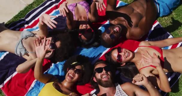 Різноманітна Група Друзів Засмагає Разом Посміхаючись Махаючи Камеру Висячі Розслабляючі — стокове відео