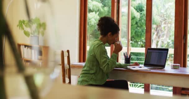 Mujer Raza Mixta Bebiendo Café Trabajando Desde Casa Permaneciendo Casa — Vídeos de Stock