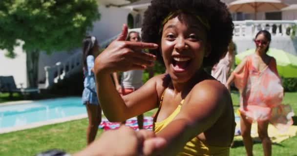 Diverso Grupo Amigos Divertindo Dançando Uma Festa Piscina Sair Relaxar — Vídeo de Stock