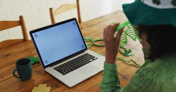 Gemengde Race Vrouw Groene Bril Kostuum Met Een Videogesprek Laptop — Stockvideo
