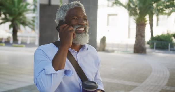 Afroamerikansk Seniorman Pratar Smartphone Företagsparken Aktivt Livsstilskoncept För Äldre — Stockvideo