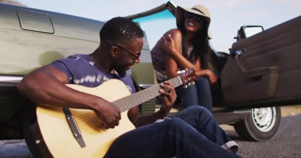 Homem Afro Americano Tocando Guitarra Para Sua Namorada Enquanto Estava — Vídeo de Stock