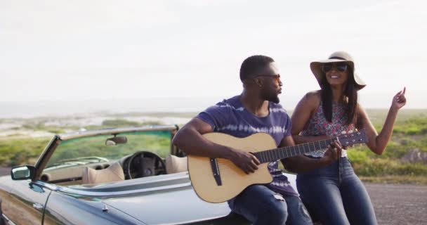 Afro Amerikaanse Man Speelt Gitaar Voor Zijn Vriendin Terwijl Hij — Stockvideo