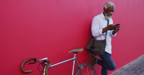 Homem Sênior Afro Americano Com Bicicleta Usando Smartphone Enquanto Estava — Vídeo de Stock