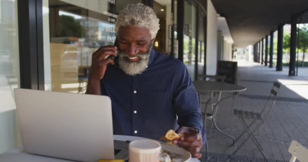 Afro Americano Sênior Falando Smartphone Enquanto Toma Café Manhã Sentado — Vídeo de Stock