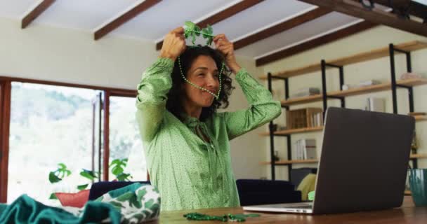 Donna Razza Mista Collana Perline Verdi Costume Avendo Una Videochiamata — Video Stock