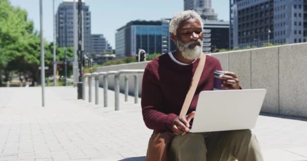 Αφροαμερικάνος Ανώτερος Άνδρας Που Κρατάει Την Κούπα Του Καφέ Χρησιμοποιώντας — Αρχείο Βίντεο