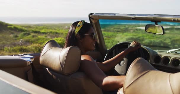 Portret Van Een Afro Amerikaanse Vrouw Die Auto Weg Zit — Stockvideo