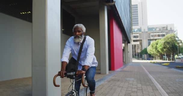 Afro Americano Idoso Montando Uma Bicicleta Parque Corporativo Estilo Vida — Vídeo de Stock