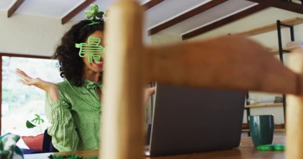 Gemengde Race Vrouw Groene Bril Kostuum Met Een Videogesprek Laptop — Stockvideo