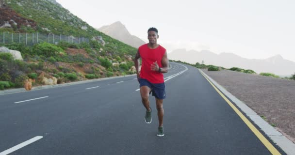 Afrikai Amerikai Férfi Aki Tengerparti Úton Fut Fitness Tréning Egészséges — Stock videók