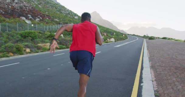 Afroamerikanischer Mann Beim Outdoor Laufen Auf Einer Küstenstraße Fitnesstraining Und — Stockvideo