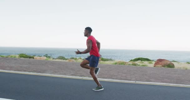 Afrykański Amerykanin Ćwiczący Świeżym Powietrzu Biegnący Przybrzeżną Drogą Trening Fitness — Wideo stockowe