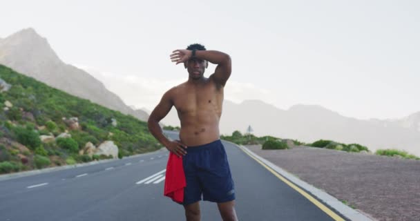 Homem Afro Americano Flexionando Seus Músculos Uma Estrada Costeira Treinamento — Vídeo de Stock