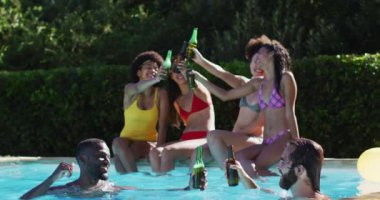 Çeşitli kadın arkadaşlar havuz kenarında oturup karpuz yiyor ve bira içiyor. Yazın dışarıda takılır ve dinlenir..