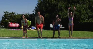 Çeşitli arkadaş grupları yüzme havuzuna atlıyor. Yazın dışarıda takılıp dinleniyorum..
