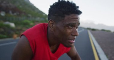 Yorgun Afrikalı Amerikalı adam yolda koşmaya ara veriyor. fitness sporları ve sağlıklı yaşam tarzı konsepti
