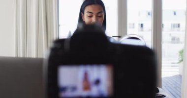 Karışık cinsiyet sıvısı vlog kaydedicisi evde makyaj videosu kaydediyor. Karantina süresince evde tecrit altında kalmak.
