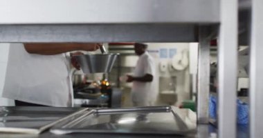 Restoranın mutfağında çeşitli şeflerden oluşan bir grup yemek hazırlıyor. Yoğun bir lokanta mutfağında çalışıyorum..