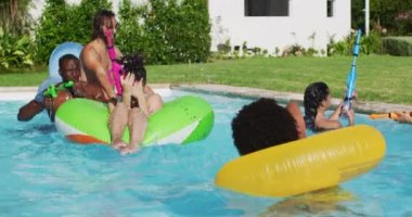 Çeşitli arkadaş grupları yüzme havuzunda şişme kutularda su tabancasıyla oynarken eğleniyor. Yazın dışarıda takılır ve dinlenir..