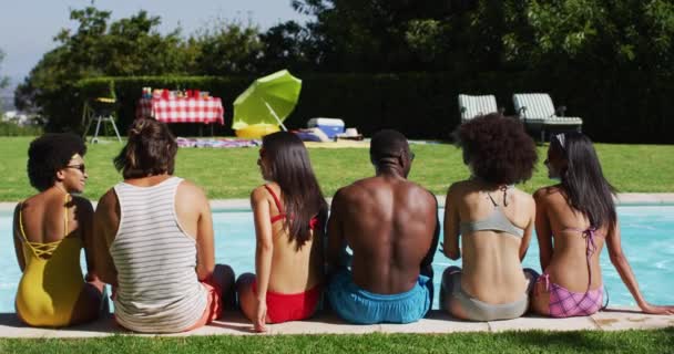 Diverso Grupo Amigos Sentados Uma Fileira Olhando Para Câmera Uma — Vídeo de Stock