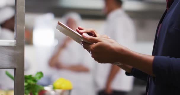 Africká Americká Žena Manažerka Pomocí Tabletu Kuchyni Restaurace Práce Rušné — Stock video