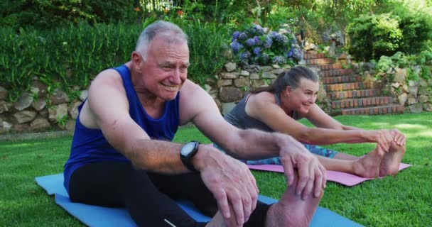 Kaukasiska Senior Par Utför Stretching Motion Tillsammans Trädgården Självisolering Vid — Stockvideo