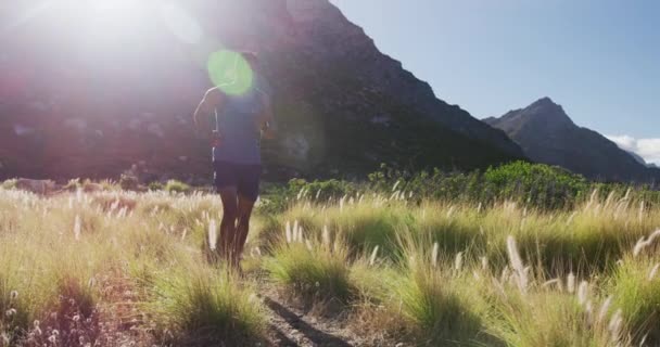 Afrykański Amerykanin Przemierza Kraj Biegając Górach Trening Fitness Zdrowy Styl — Wideo stockowe