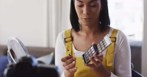 Carrera Mixta Género Fluido Vlogger Grabación Maquillaje Vlog Casa Permanecer — Vídeos de Stock