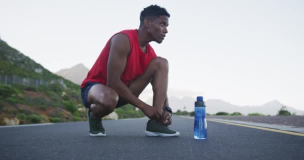 Afro Américain Attachant Ses Lacets Sur Route Sport Fitness Mode — Video