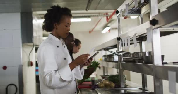 Femme Chef Afro Américaine Prenant Des Commandes Utilisant Une Tablette — Video