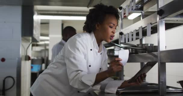 Cuoca Afroamericana Che Prende Ordini Nella Cucina Del Ristorante Lavorare — Video Stock