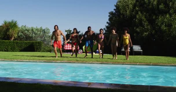 Divertido Grupo Amigos Divertindo Pulando Uma Piscina Sair Relaxar Livre — Vídeo de Stock