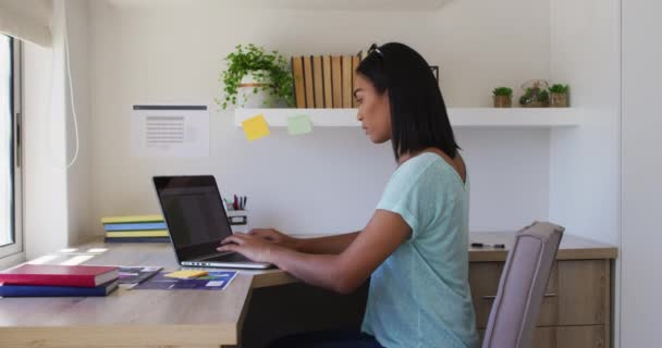 Vegyes Bőrű Férfi Aki Otthon Laptopot Használ Igen Karantén Lezárása — Stock videók