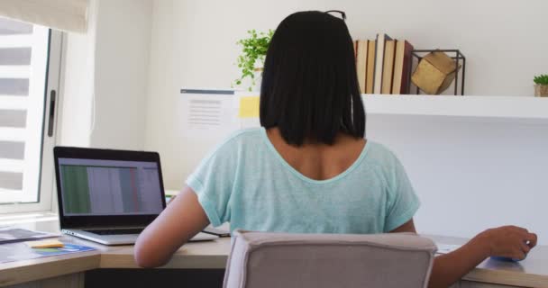 인종성 책상에 커피를 마시는 사람은 노트북을 사용하여 집에서 일한다 봉쇄되어 — 비디오