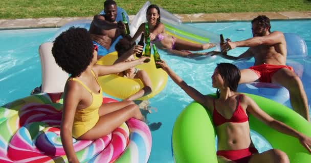 Diverso Grupo Amigos Que Divierten Jugando Inflables Haciendo Brindis Piscina — Vídeo de stock