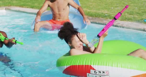 Divertido Grupo Amigos Divertindo Brincando Com Armas Água Inflatables Piscina — Vídeo de Stock