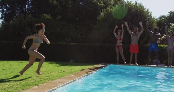 Diverso Grupo Amigos Que Divierten Saltando Una Piscina Pasar Rato — Vídeo de stock