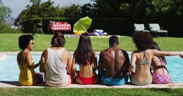 Diverse Freunde Sitzen Bei Einer Poolparty Hintereinander Sommer Freien Abhängen — Stockvideo
