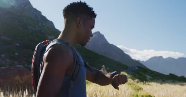 Homem Afro Americano Atravessa País Correndo Campo Montanha Usando Smartwatch — Vídeo de Stock